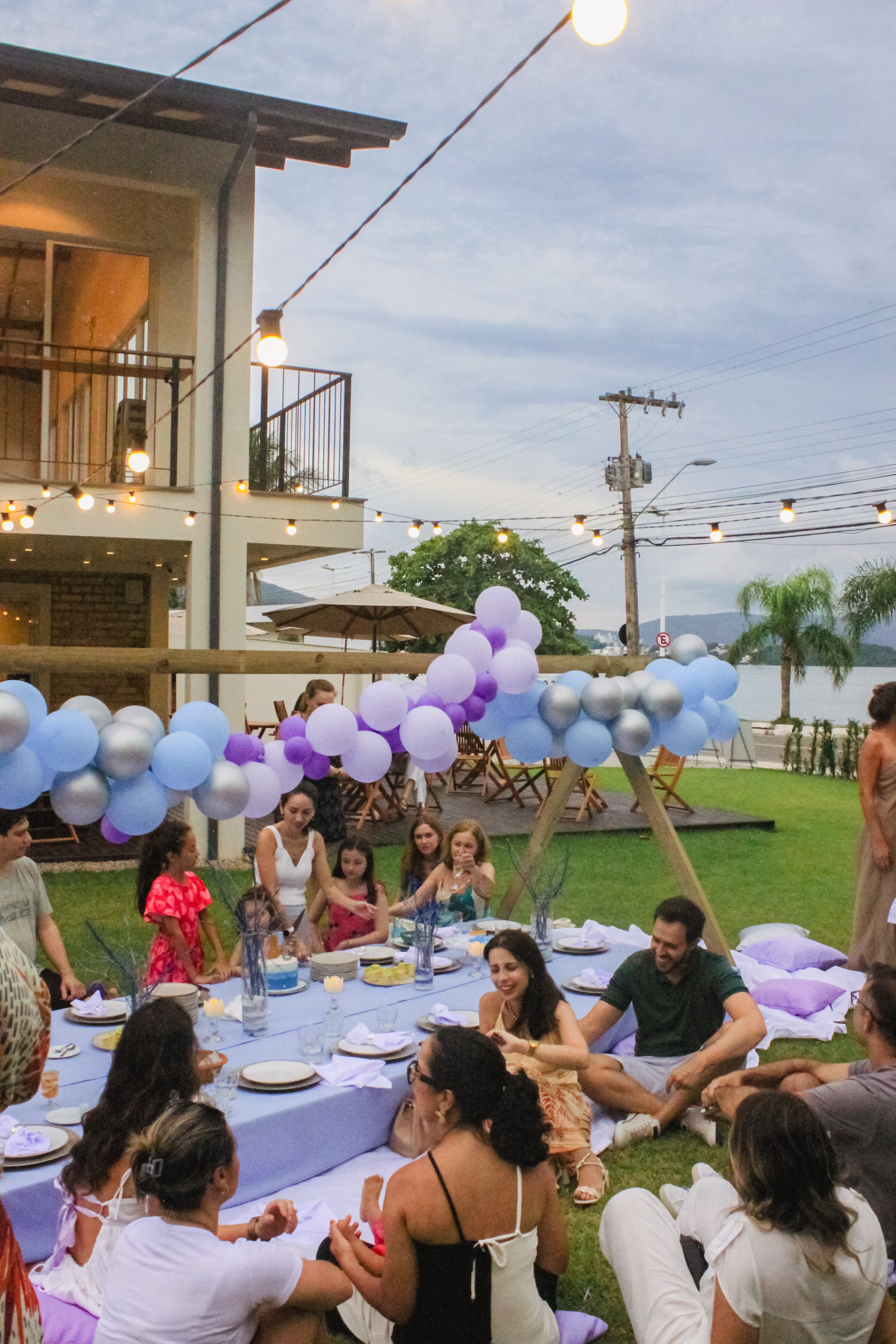 Decoração de eventos exclusivos com balões de frente para o mar
