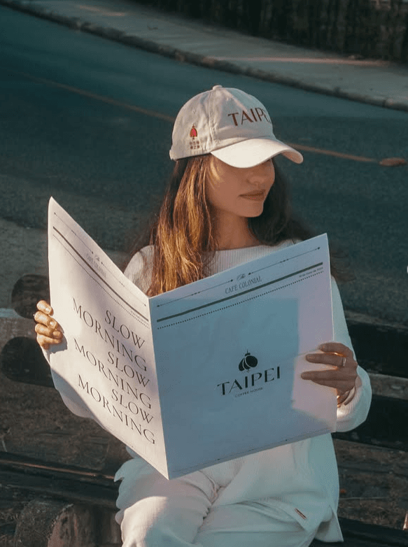 Daiane Shuai com o jornal do Taipei